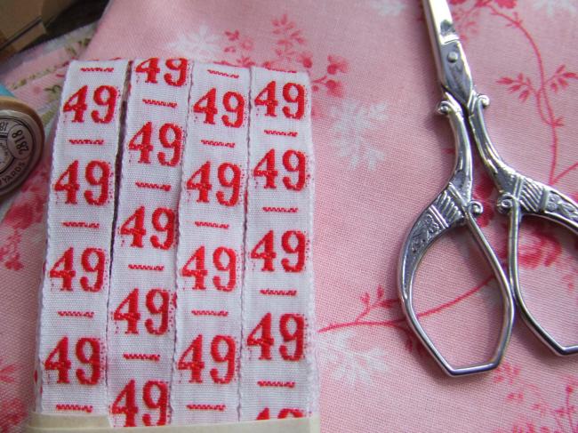 Ancien ruban de couleur blanche tissé numéro rouge, grand chiffre n°49