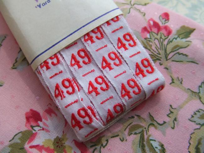 Ancien ruban de couleur blanche tissé numéro rouge, grand chiffre n°49