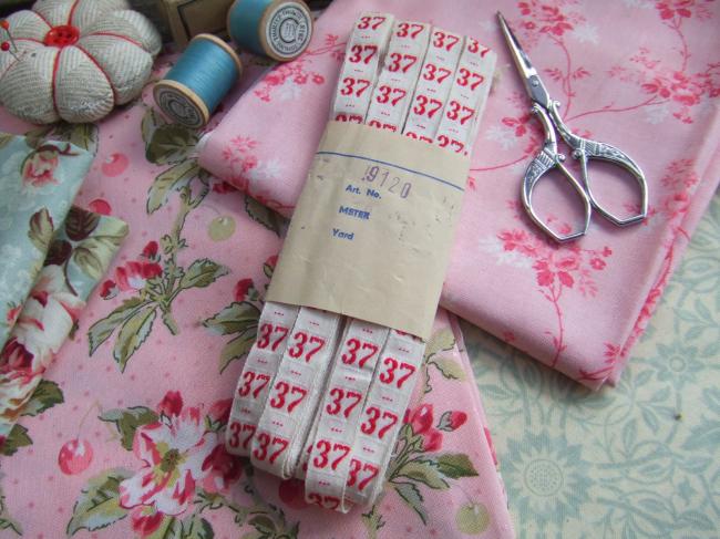 Ancien ruban de couleur blanche tissé numéro rouge, grand chiffre n°37