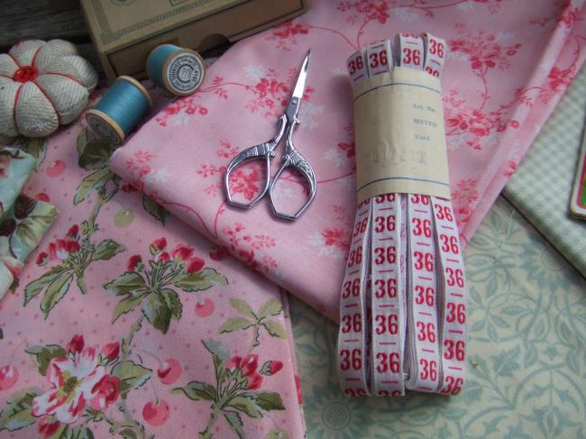 Ancien ruban de couleur blanche tissé numéro rouge, grand chiffre n°36