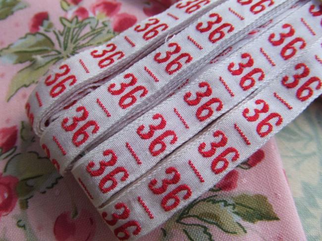 Ancien ruban de couleur blanche tissé numéro rouge, grand chiffre n°36