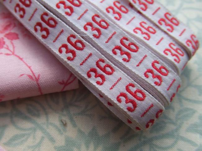 Ancien ruban de couleur blanche tissé numéro rouge, grand chiffre n°36