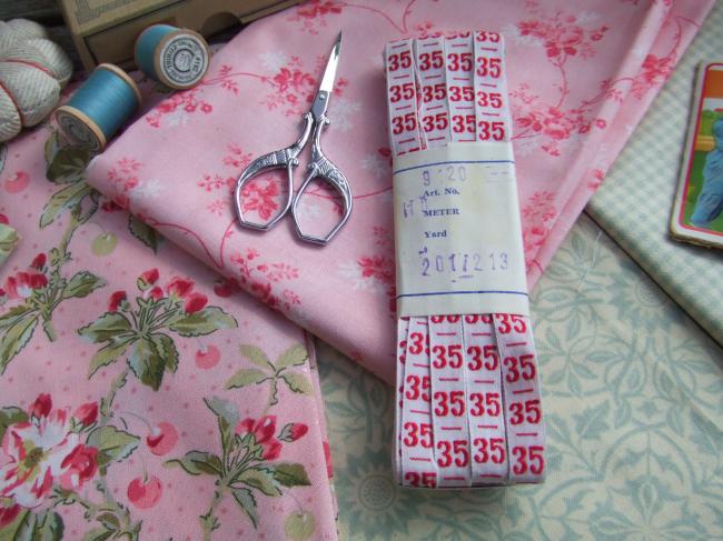 Ancien ruban de couleur blanche tissé numéro rouge, grand chiffre n°35