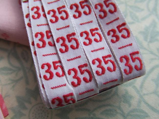 Ancien ruban de couleur blanche tissé numéro rouge, grand chiffre n°35