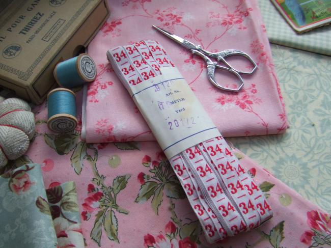 Ancien ruban de couleur blanche tissé numéro rouge, grand chiffre n°34