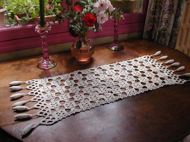 Great table runner in Crochet d'Art lace with tassels