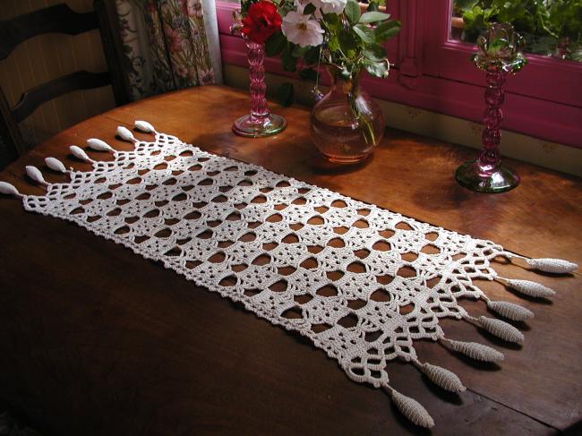 Great table runner in Crochet d'Art lace with tassels