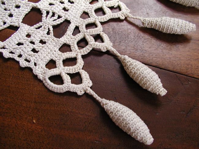 Great table runner in Crochet d'Art lace with tassels