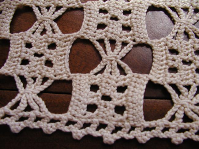 Great table runner in Crochet d'Art lace with tassels