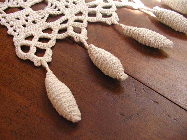 Great table runner in Crochet d'Art lace with tassels