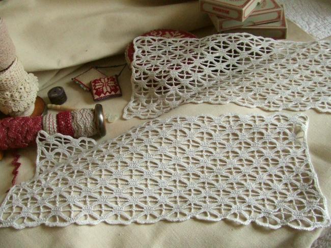 Deux  jolies anciennes bordures de brise-bise en dentelle de crochet