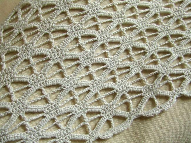 Deux  jolies anciennes bordures de brise-bise en dentelle de crochet