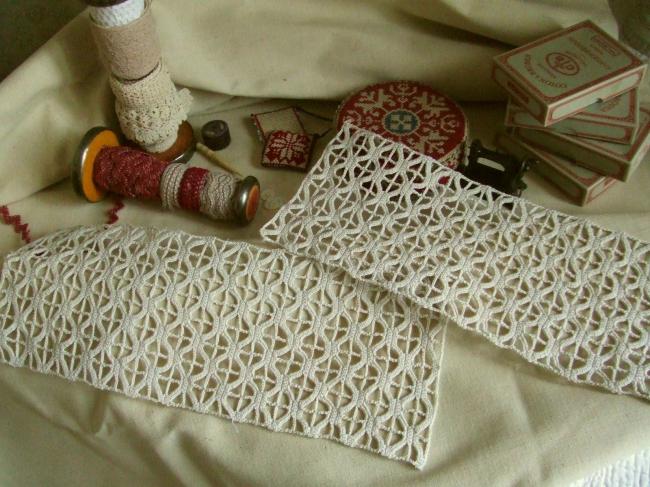 Deux  jolies anciennes insertions de brise-bise en dentelle de crochet