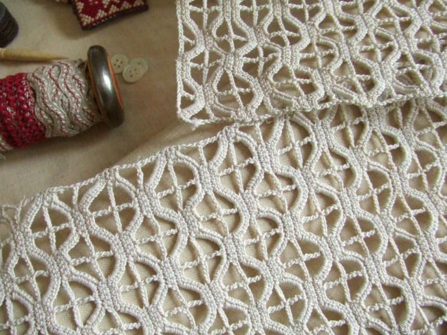 Deux  jolies anciennes insertions de brise-bise en dentelle de crochet