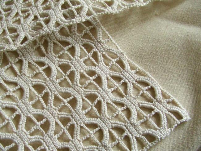 Deux  jolies anciennes insertions de brise-bise en dentelle de crochet