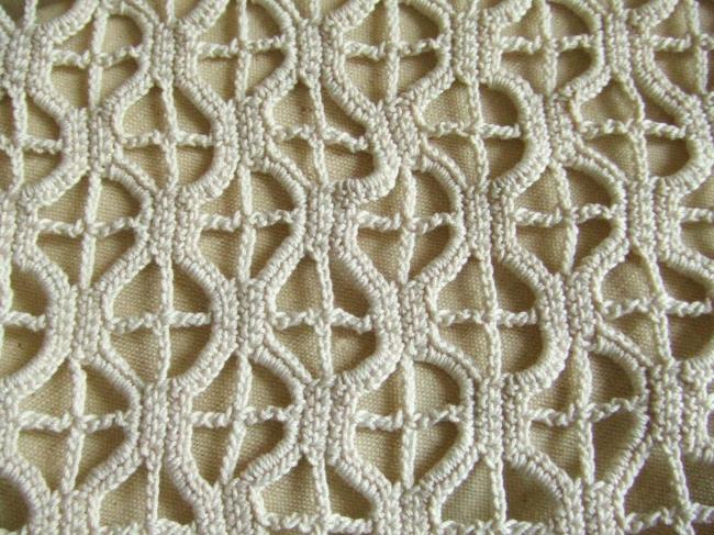 Deux  jolies anciennes insertions de brise-bise en dentelle de crochet
