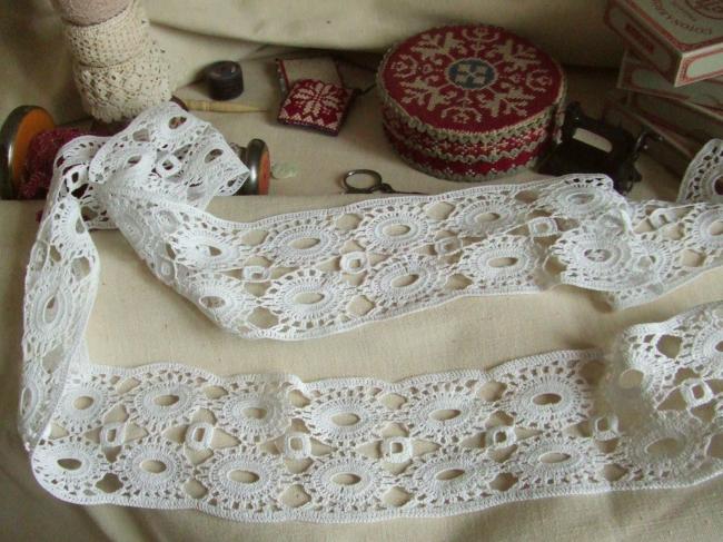 Très jolie bande en dentelle de crochet et son embrase pour rideau