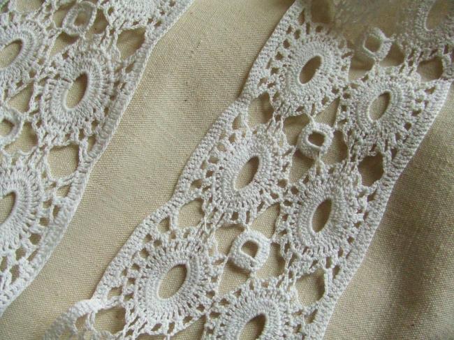 Très jolie bande en dentelle de crochet et son embrase pour rideau