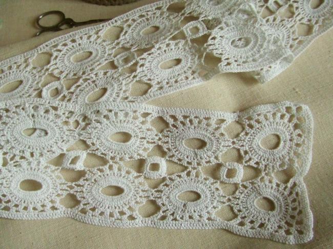 Très jolie bande en dentelle de crochet et son embrase pour rideau