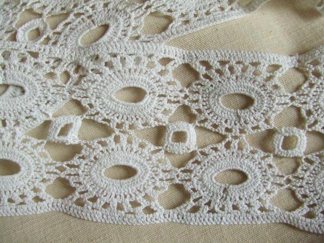 Très jolie bande en dentelle de crochet et son embrase pour rideau