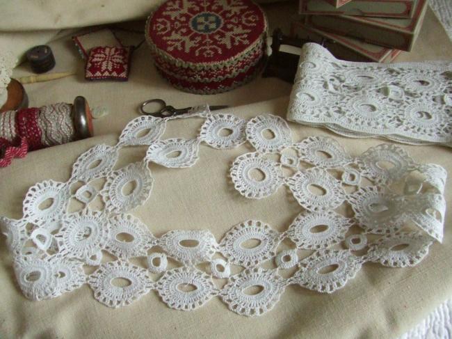 Très jolie bande en dentelle de crochet et son embrase pour rideau