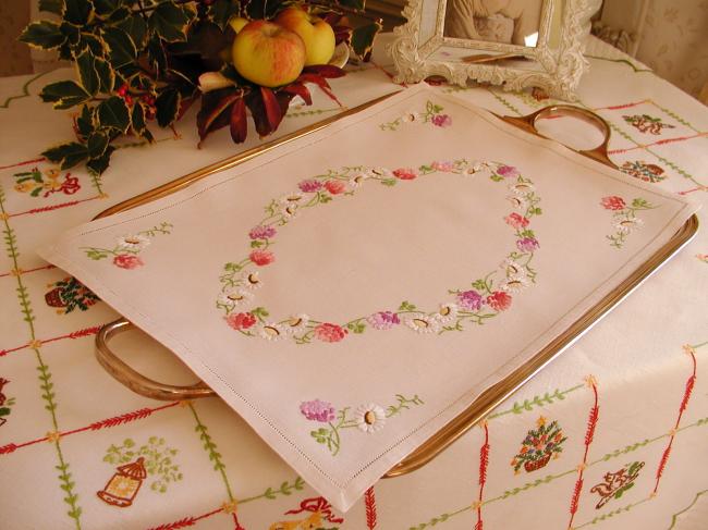Wonderful table centre with hand-embroidered daysies & raspberry flowers 1940