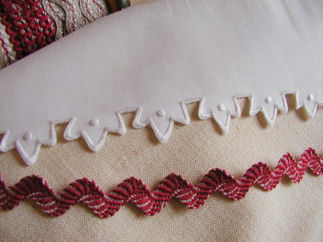 Très jolie bordure en pur fil de lin avec festonnage à la main, style couronne