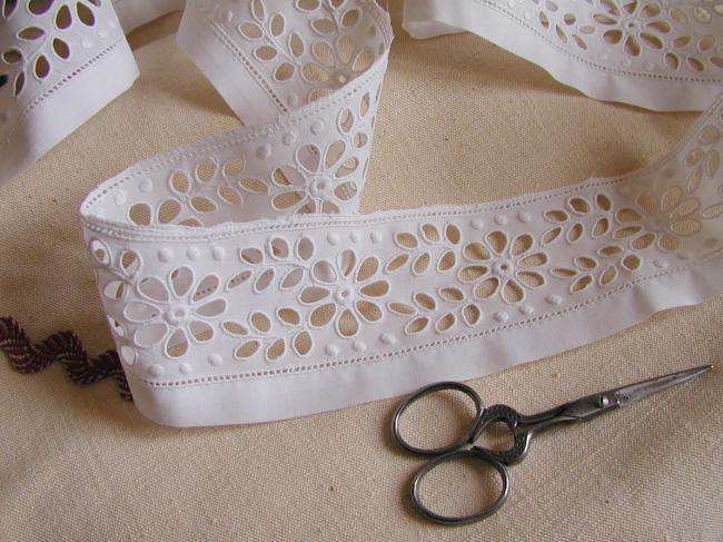 Très jolie bordure en batiste de lin en broderie anglaise, motif de marguerites