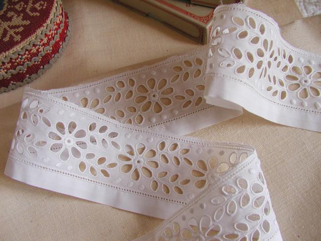Très jolie bordure en batiste de lin en broderie anglaise, motif de marguerites