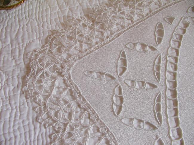 Striking table centre with hand-embroidered Richelieu and Cluny Lace 1920