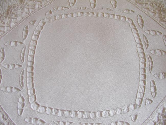 Striking table centre with hand-embroidered Richelieu and Cluny Lace 1920