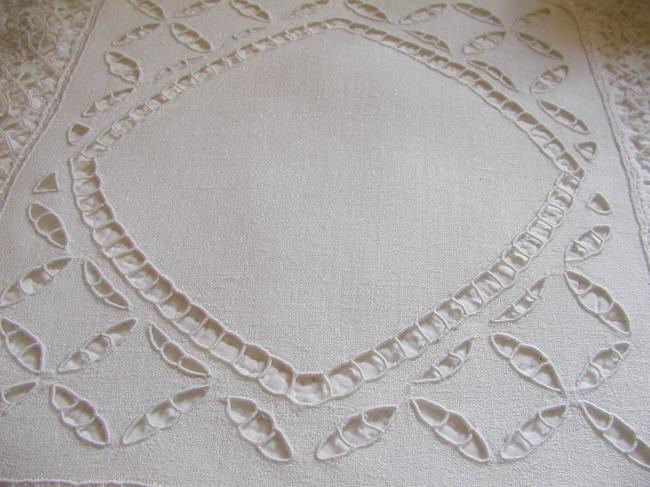 Striking table centre with hand-embroidered Richelieu and Cluny Lace 1920