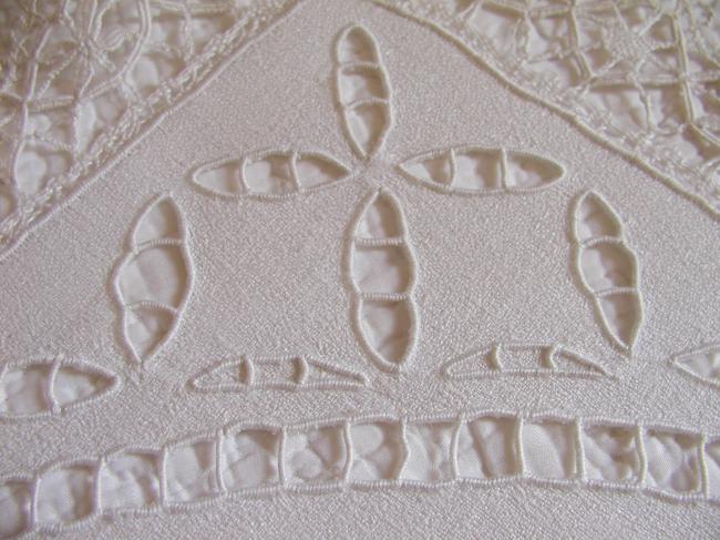 Striking table centre with hand-embroidered Richelieu and Cluny Lace 1920