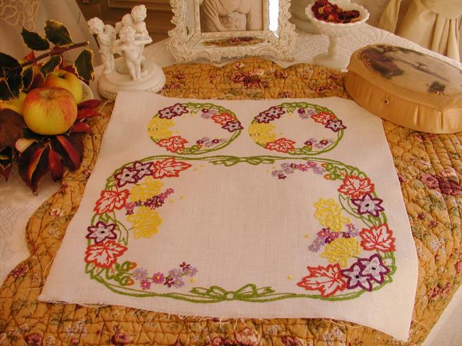 Romantic set with a table centre with hand-embroidered flowers, acidulous color