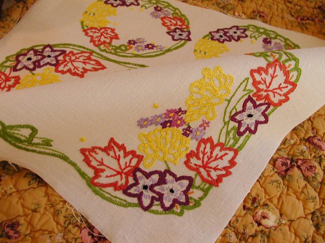 Romantic set with a table centre with hand-embroidered flowers, acidulous color