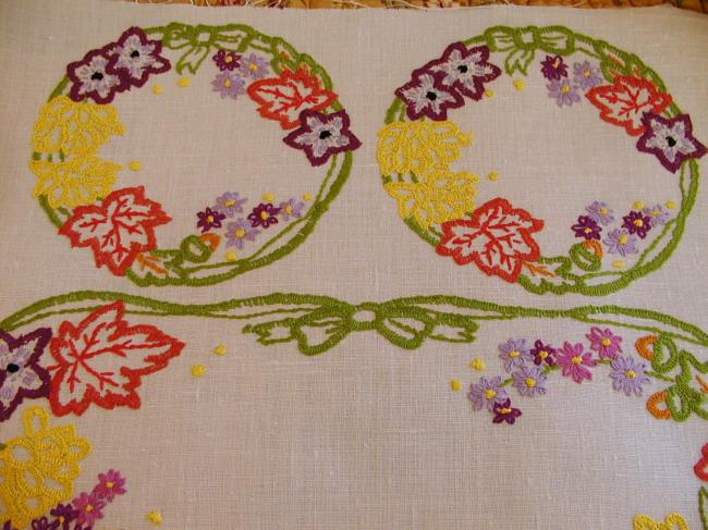 Romantic set with a table centre with hand-embroidered flowers, acidulous color