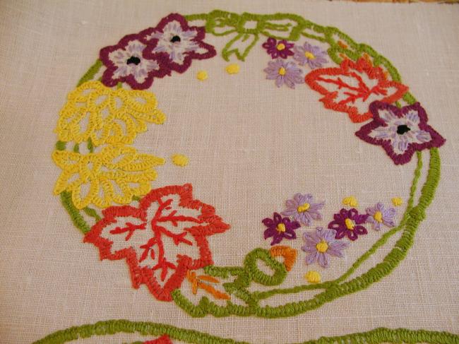 Romantic set with a table centre with hand-embroidered flowers, acidulous color