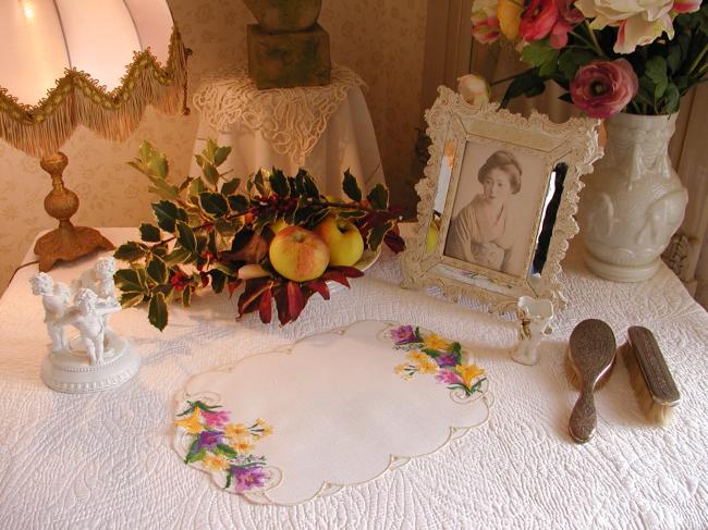 Lovely table centre with hand-embroidered flowers, acidulous color