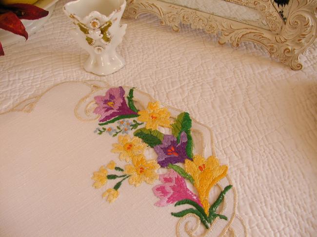 Lovely table centre with hand-embroidered flowers, acidulous color