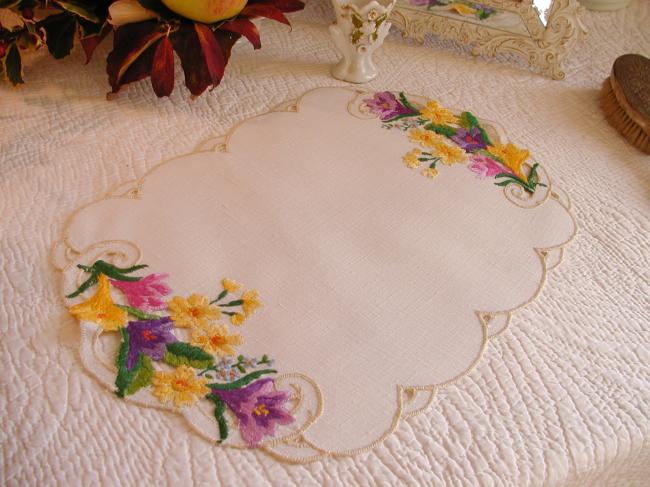 Lovely table centre with hand-embroidered flowers, acidulous color