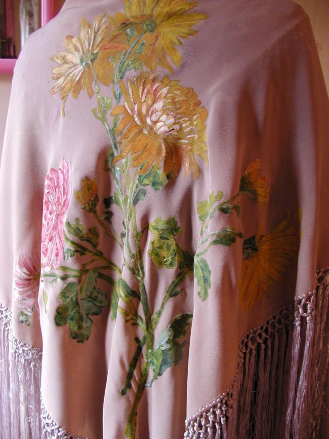 Wonderful shawl in silk with large fringes with painted large flowers