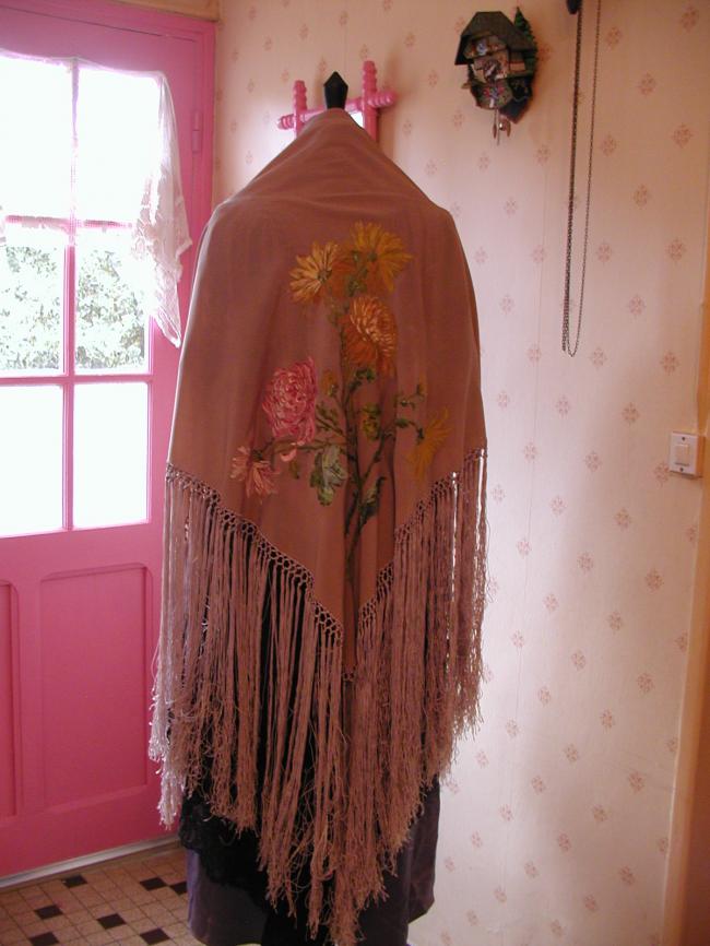 Wonderful shawl in silk with large fringes with painted large flowers