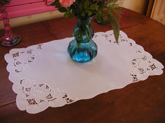 Wonderful table centre with  Richelieu embroidered waterlilies