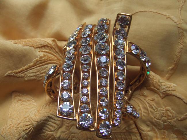 Magnifique bracelet de soirée Haute-Couture Hanae Mori,  Métal doré et strass