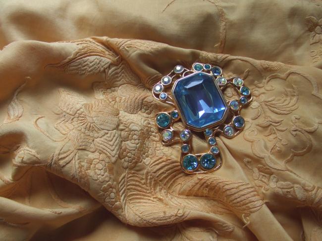 Magnifique broche Haute-Couture de Hanae Mori, en métal doré et strass