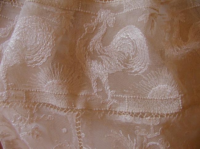 Exceptionnel jupon en tulle rebrodé de coqs et volutes de fleurs 1880