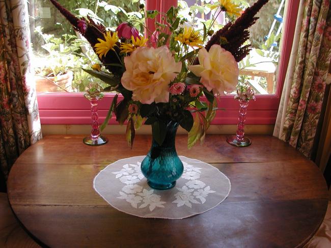 Marvellous net lace embroidered flowers table centre