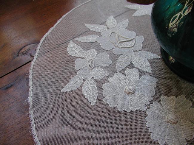 Marvellous net lace embroidered flowers table centre