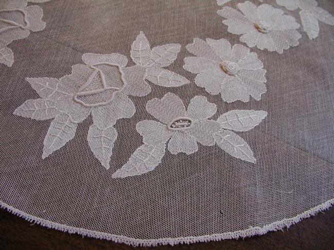 Marvellous net lace embroidered flowers table centre