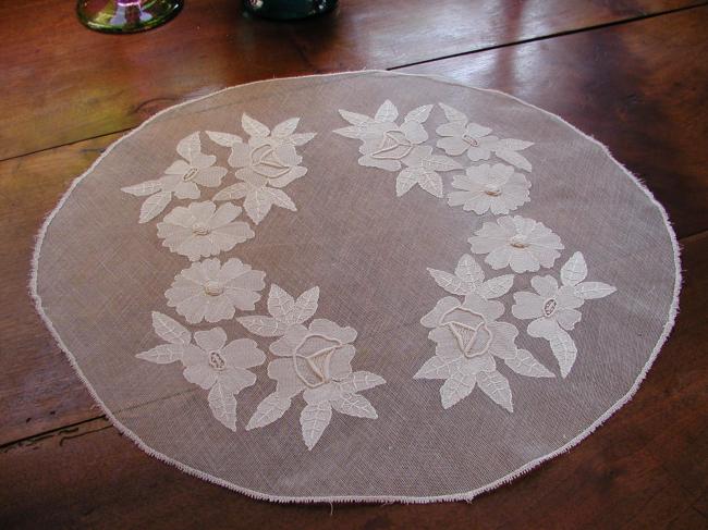 Marvellous net lace embroidered flowers table centre
